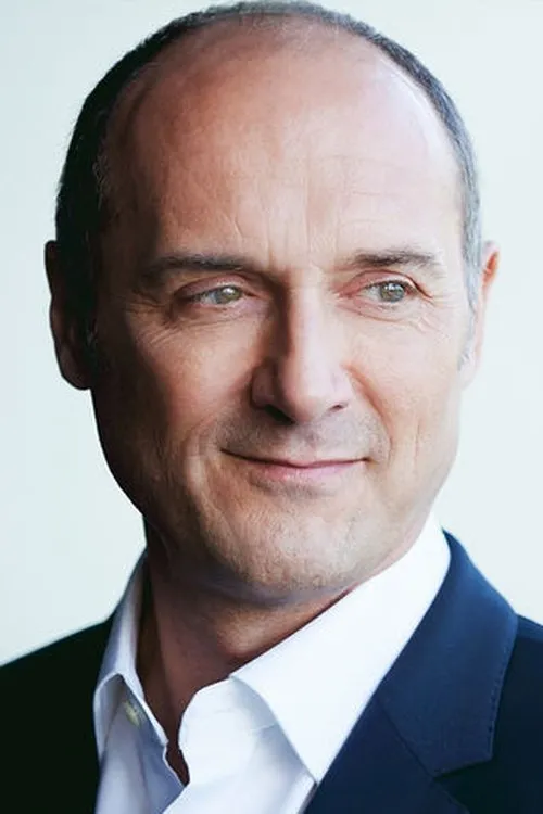 Oliver Becker interpretando a Doctor