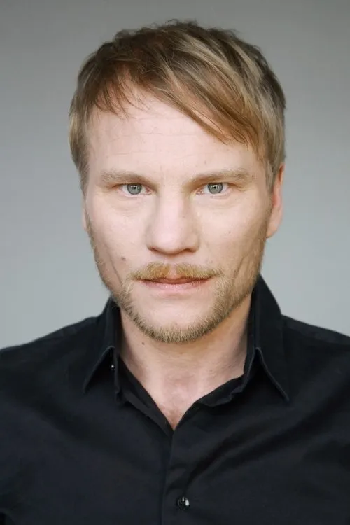 Oliver Bigalke interpretando a Wachmann