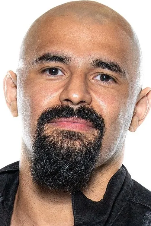 Oliver Biney interpretando a Rampage Brown