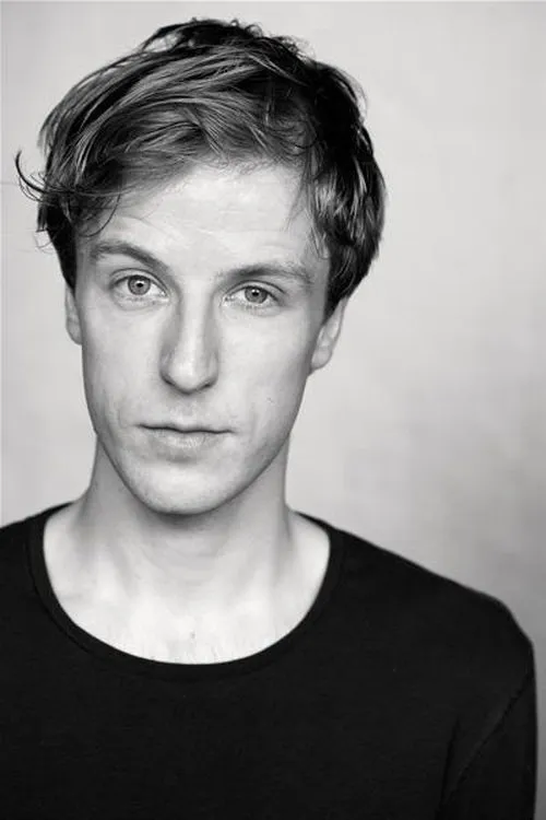 Oliver Gomm — personaje: Clint Holman