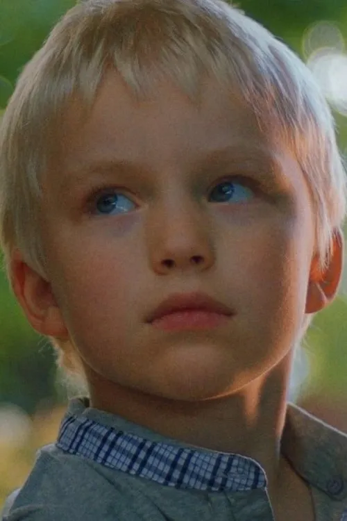 Oliver Linnas interpretando a Karl