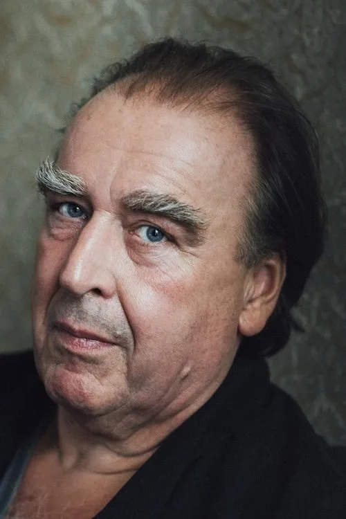 Oliver Nägele interpretando a Hennings