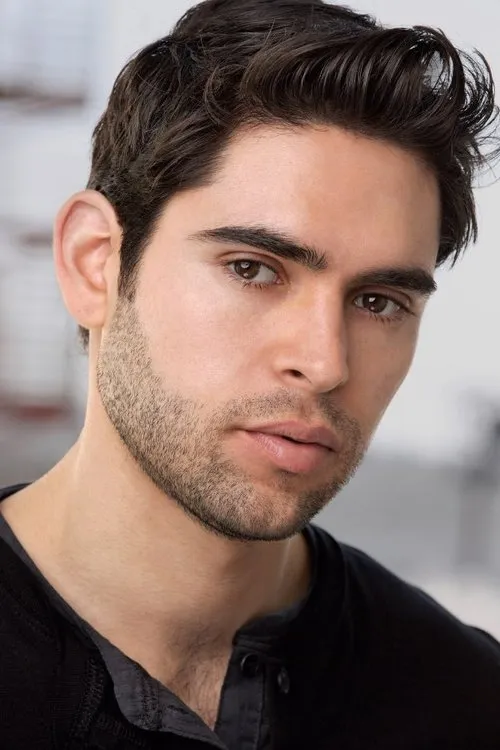 Oliver Rayon interpretando a Bob