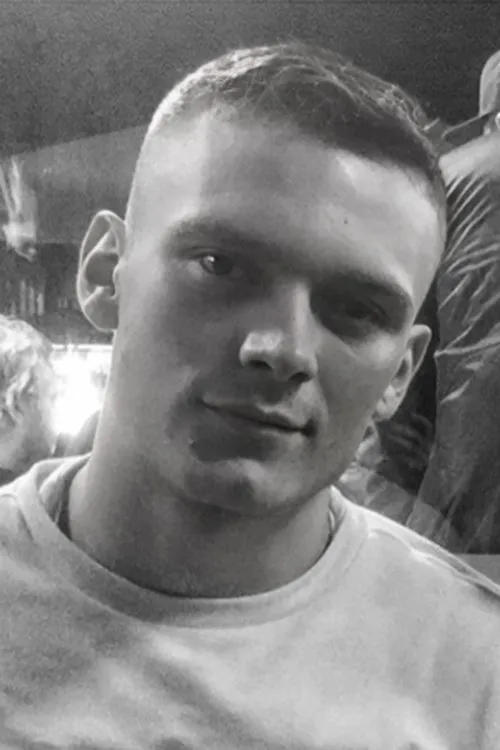 Oliver Zaren interpretando a Self