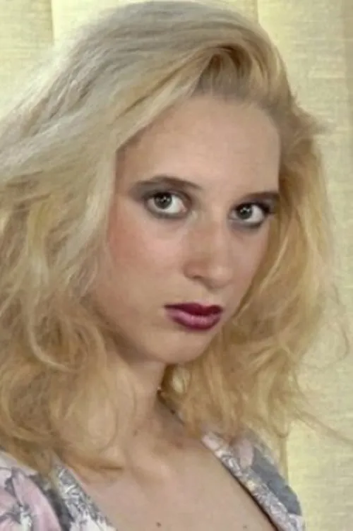 Olivia Popin interpretando a Iris