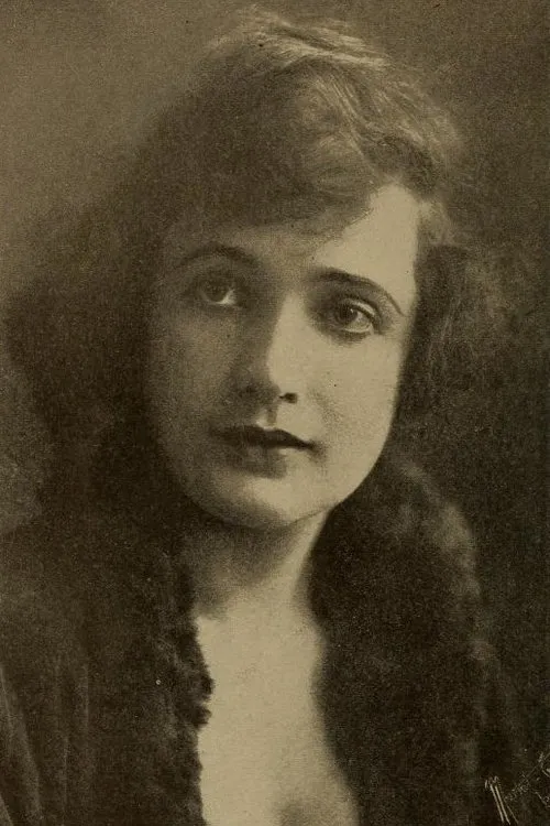 Ollie Kirby interpretando a Mary Brown