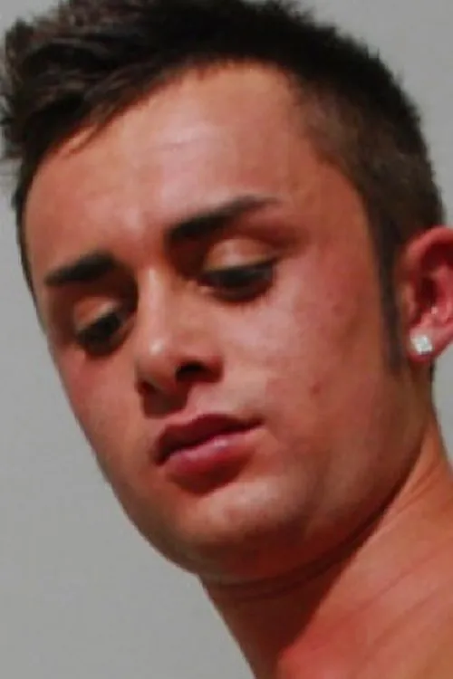 Ollie Richards interpretando a (archive footage)