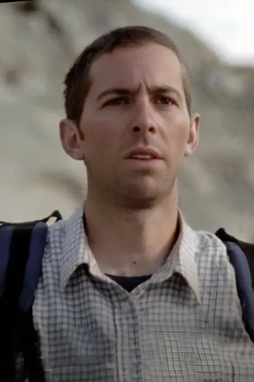 Ollie Ryall interpretando a Richard Hawking