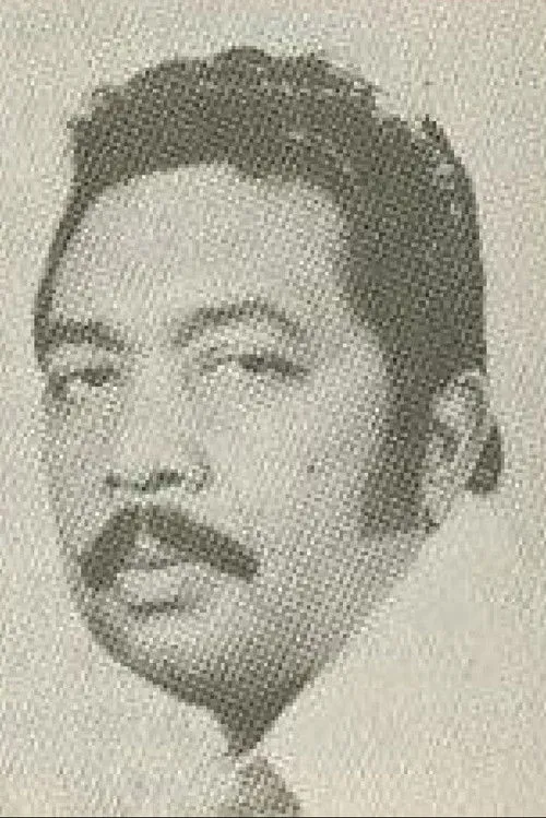 Omar Bach interpretando a Rusli