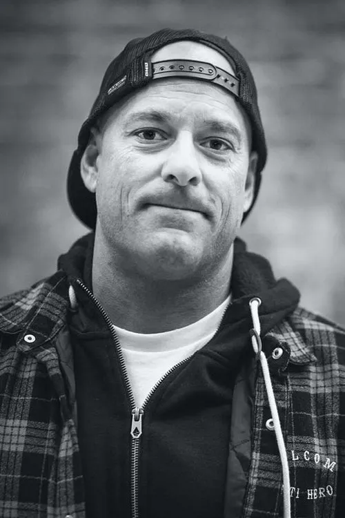 Omar Hassan interpretando a Himself