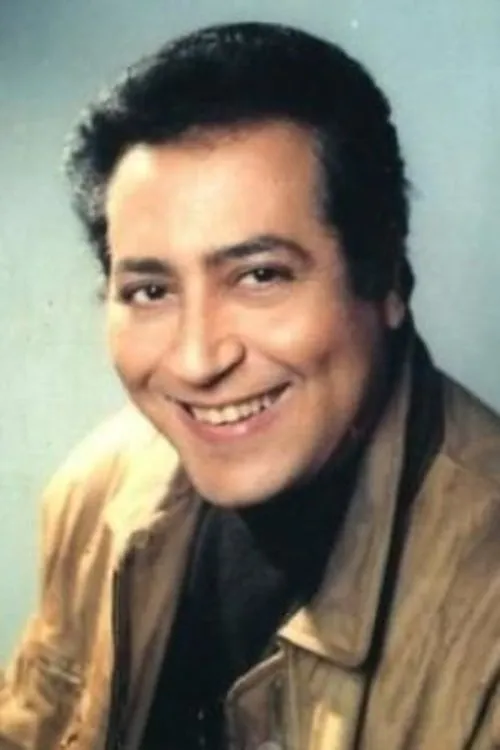 Omar Nagy interpretando a Farid