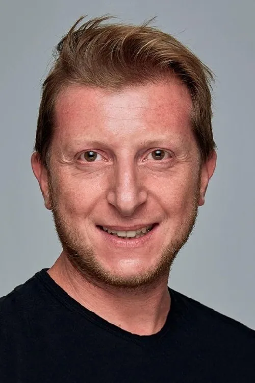 Ömür Arpacı interpretando a Bakkal Niyazi