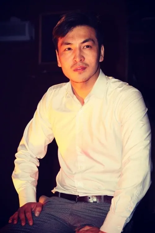 Омурбек Израилов interpretando a Esen