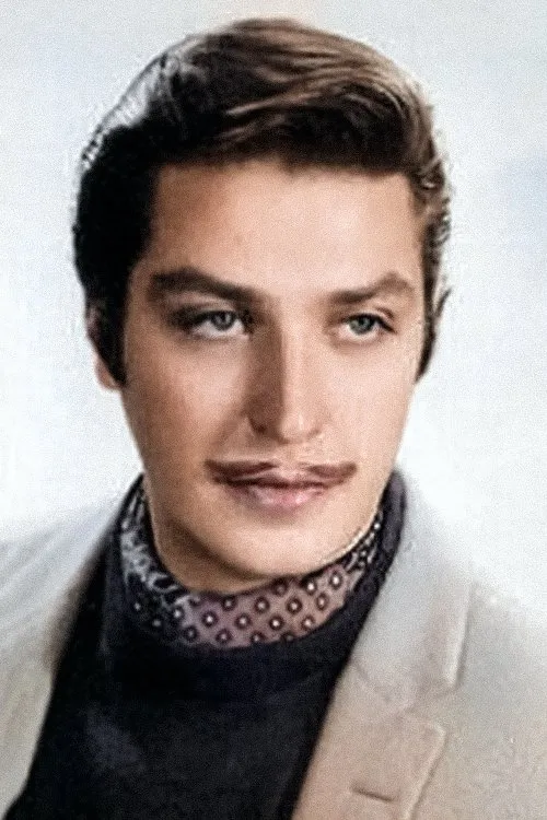 Önder Somer interpretando a 