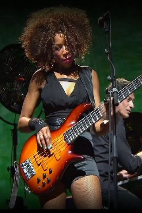 Oneida James-Rebeccu interpretando a Bass