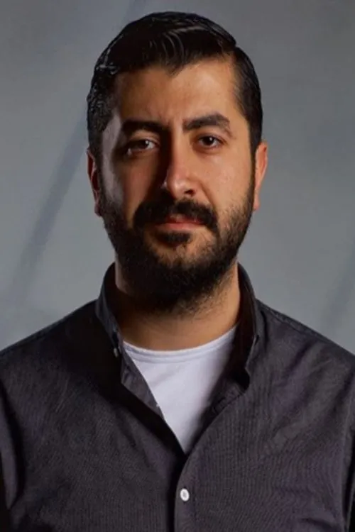 Onur Akbay interpretando a Cihat Sarsilmaz