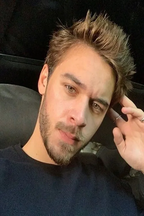 Kamber Adam ha trabajado con Onur Bay en 1 ocasiones