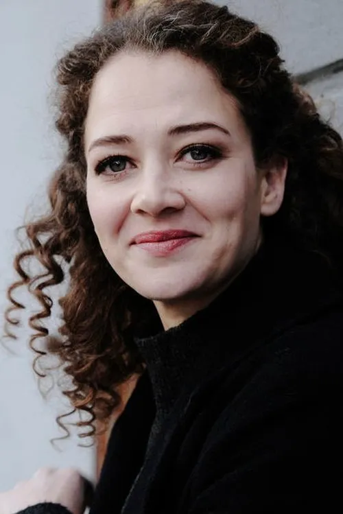 Oona-Devi Liebich interpretando a Lisa Plessen