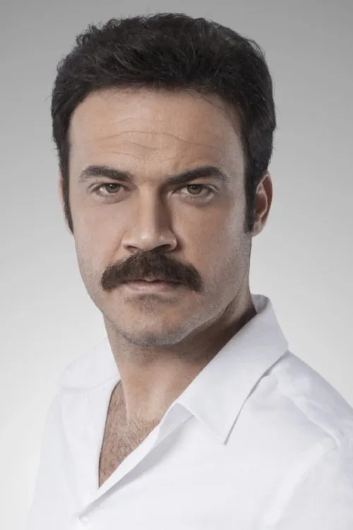 Orçun Koray Kaygusuz interpretando a Engin