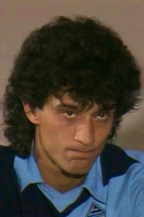 Orestis Dimitriou interpretando a Nikos