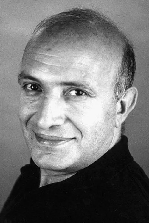 Orhan Güner interpretando a 