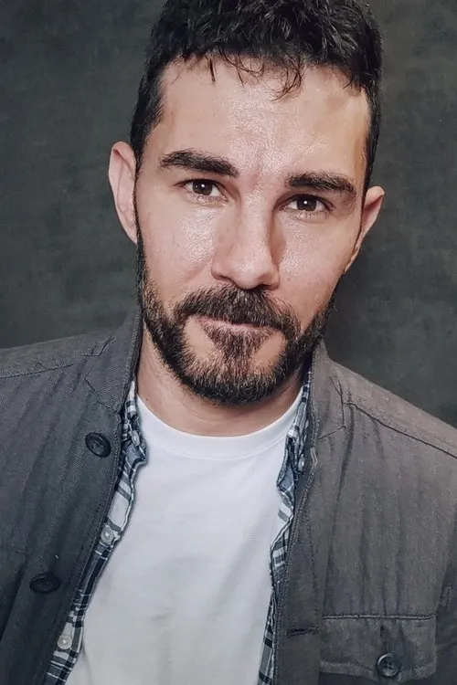 Oryan Landa interpretando a Deputy Hernandez