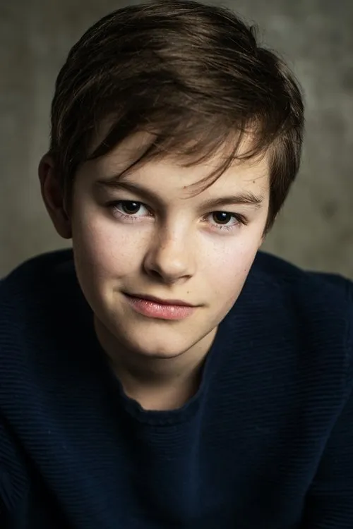 Oscar Farrell interpretando a Owen Anderson