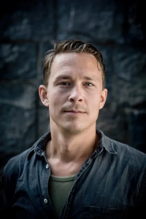 Oscar Töringe interpretando a Victor