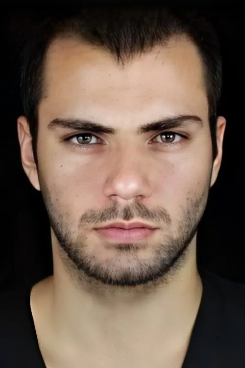 Osman Büyükercan interpretando a 