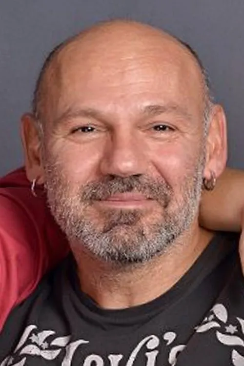 Ota Balage interpretando a