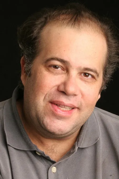 Otávio Müller interpretando a Amado Ribeiro