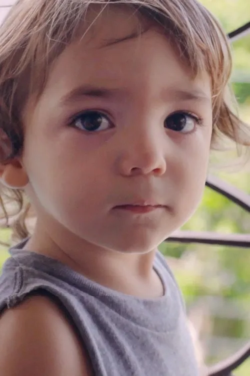 Otto Sanches interpretando a Homem 2 Criança