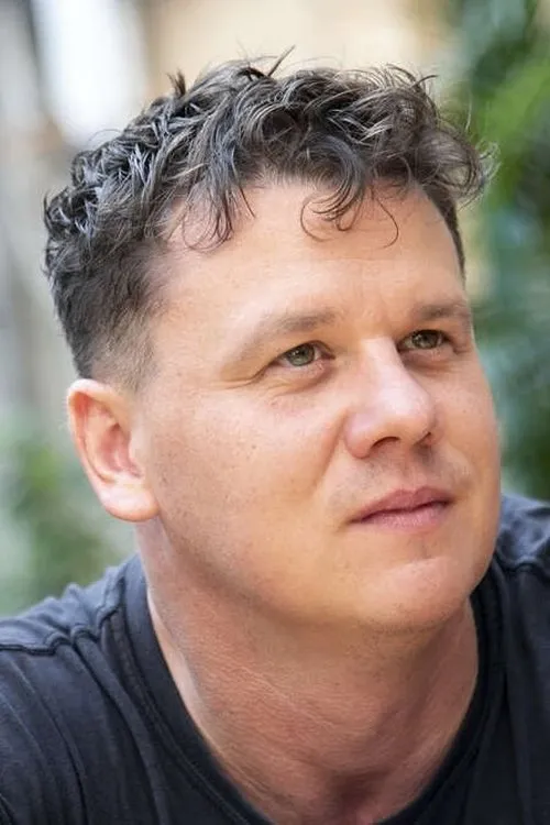 Ötvös András interpretando a Erno