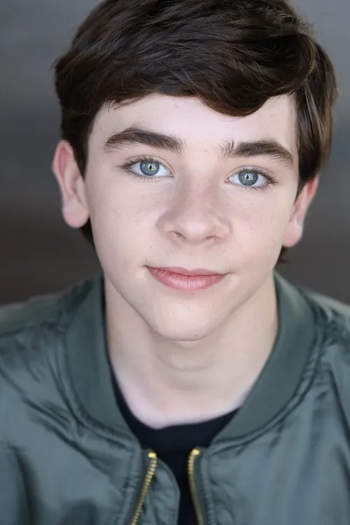 Owen Atlas interpretando a Lucas