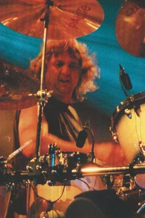 Owen Hale interpretando a Drums