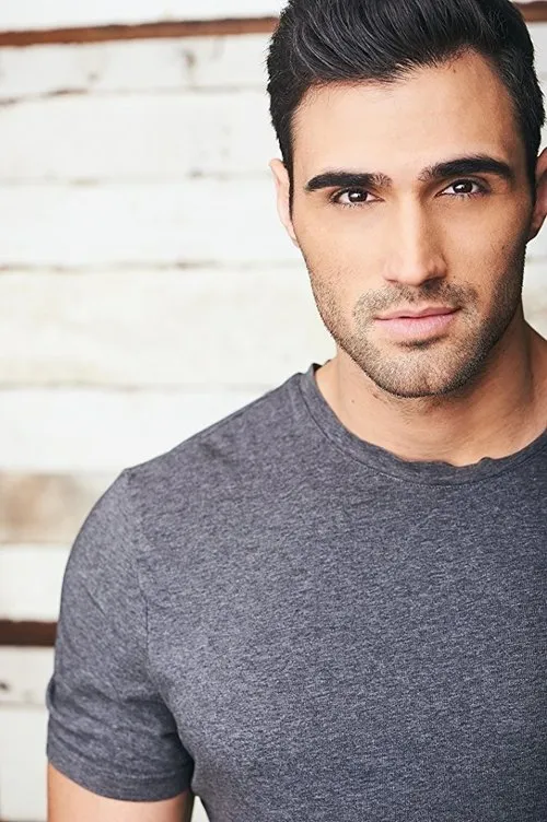 Owen Saxon interpretando a Ryan