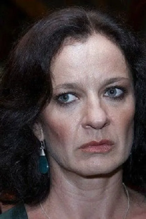 Oxana Moravec interpretando a Mrs. Birch