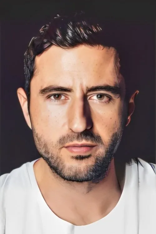 Ozan Bilen interpretando a Tayfun