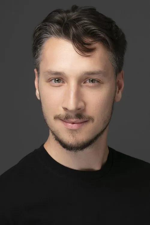 Ozan Güçlü interpretando a Feza