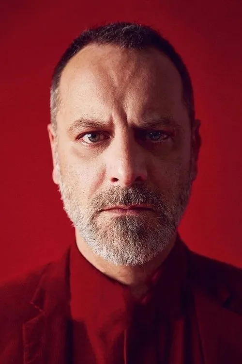 Ozan Güven interpretando a Mehmet