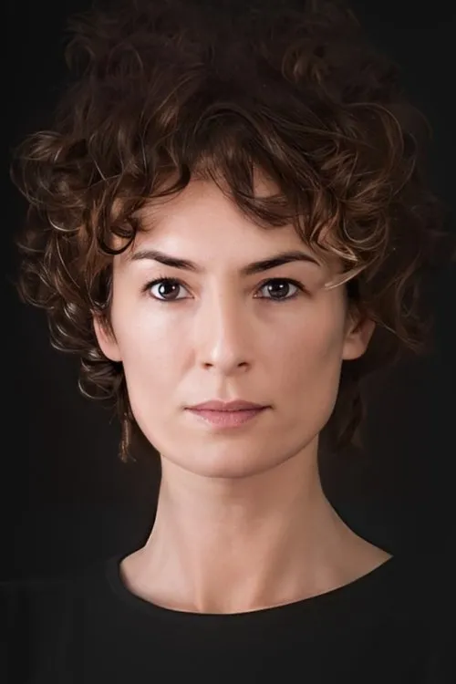 Özlem Düvencioğlu — personaje: Müdür Handan Gürkan