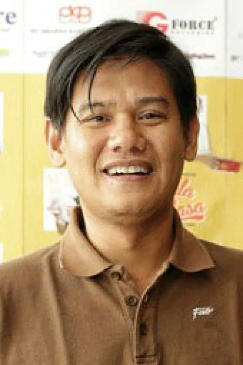 Ozzol Ramdan interpretando a Bellboy