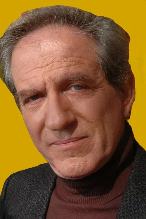 Pablo Alarcón interpretando a Enzo