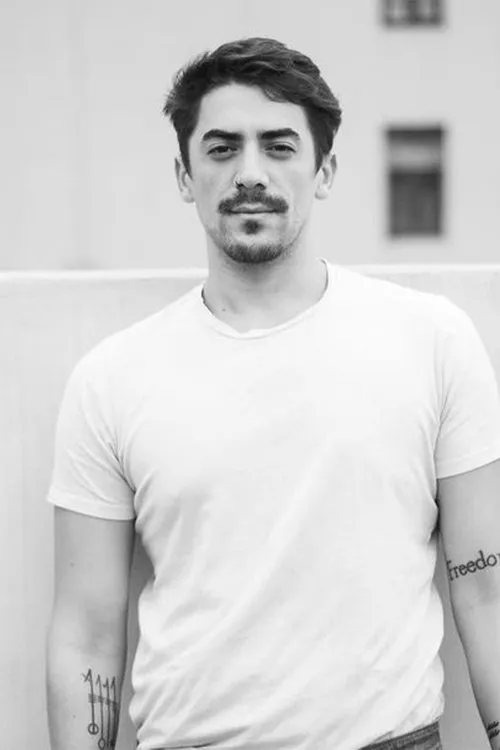 Pablo Baffoni interpretando a Leonel