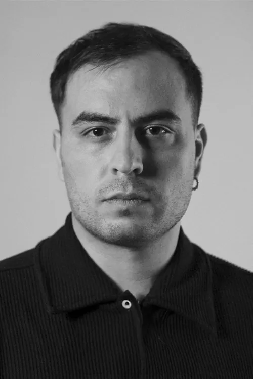 Pablo Calisto interpretando a Familiar 2