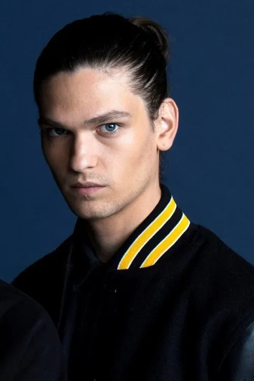 Pablo Cobo interpretando a Raphael