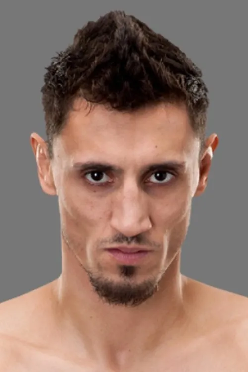 Pablo Garza interpretando a Self