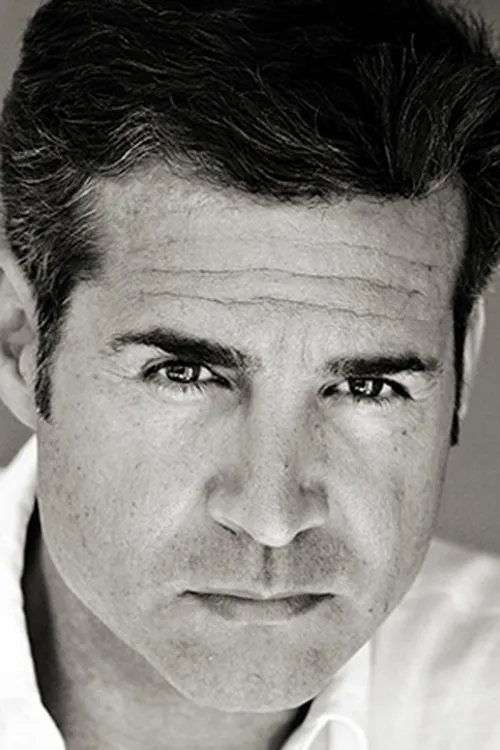 Paki Valente interpretando a Renato Santalmassi