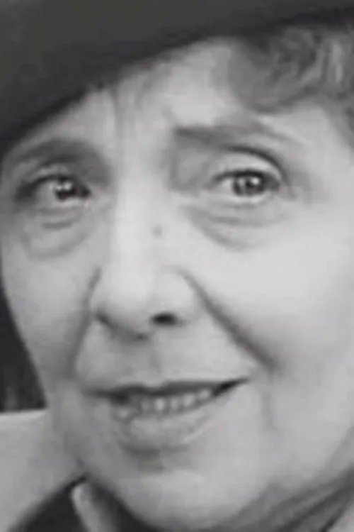 Palmyre Levasseur interpretando a Mme Rossignol