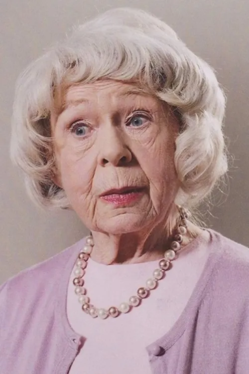 Pamela Binns interpretando a Nanny Nettigoat